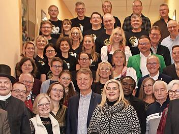 B&uuml;rgermeister Carsten Joneitis (r.) mit Ehreng&auml;sten und zahlreichen geehrten Oberhaider B&uuml;rgerinnen und B&uuml;rgern