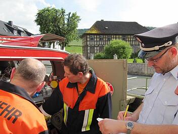 Auch die Ausstattung und Übersichtlichkeit bei der FOX-3 Pumpe ist in Ordnung, befindet Kreisbrandmeister Siegfried Hammrich (re).  Fotos: Monika Schütz