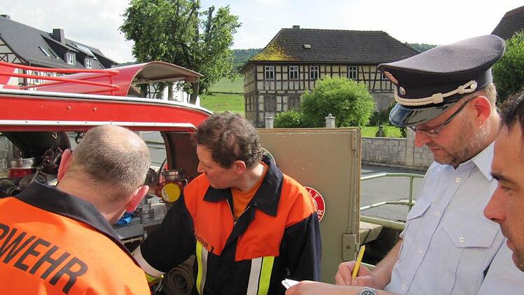 Auch die Ausstattung und Übersichtlichkeit bei der FOX-3 Pumpe ist in Ordnung, befindet Kreisbrandmeister Siegfried Hammrich (re).  Fotos: Monika Schütz