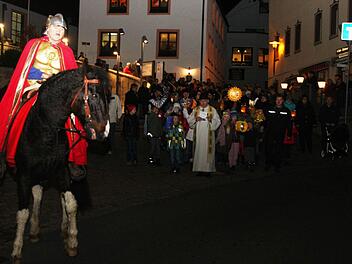 Viele Obertrubacher zogen angeführt vom heiligen Martin hoch zu Pferd durch den Ort. Fotos: Franz Galster