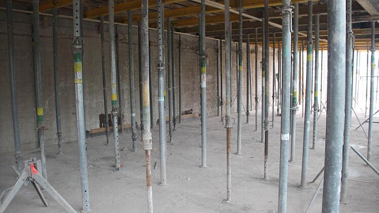 Unzählige Stahlstützen tragen die neu gegossene Decke an der Südseite.