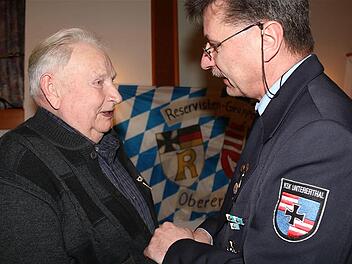 BSB-Kreisvorsitzender Klaus Lutz (rechts) gratulierte Kriegsveteran Anton Gerlach zur besonderen Auszeichnung des Bayerischen Soldatenbundes. Fotos: Schaar