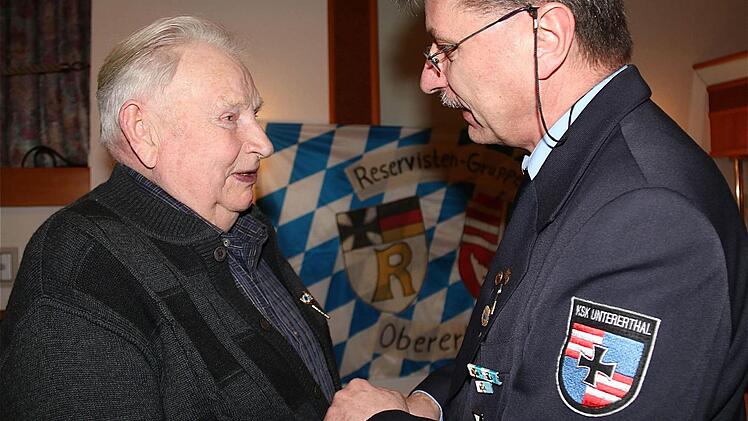 BSB-Kreisvorsitzender Klaus Lutz (rechts) gratulierte Kriegsveteran Anton Gerlach zur besonderen Auszeichnung des Bayerischen Soldatenbundes. Fotos: Schaar