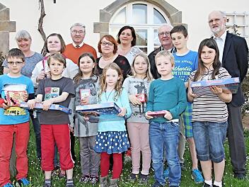 Mit den Organisatoren, der Jury und dem Bürgermeister im Rücken, freuten sich die jeweils drei Besten des Komm-Lesewettbewerbs über ihre Preise. Die Sieger mit (hinten von rechts) Zweitem Bürgermeister Siegfried Kirchner, Peter Ulrich, Birgit Lang, Ute Morgenroth, Altbürgermeister Walter Eichhorn und Karin Eder  Foto: Helmut Will