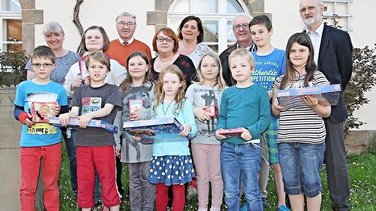 Mit den Organisatoren, der Jury und dem Bürgermeister im Rücken, freuten sich die jeweils drei Besten des Komm-Lesewettbewerbs über ihre Preise. Die Sieger mit (hinten von rechts) Zweitem Bürgermeister Siegfried Kirchner, Peter Ulrich, Birgit Lang, Ute Morgenroth, Altbürgermeister Walter Eichhorn und Karin Eder  Foto: Helmut Will