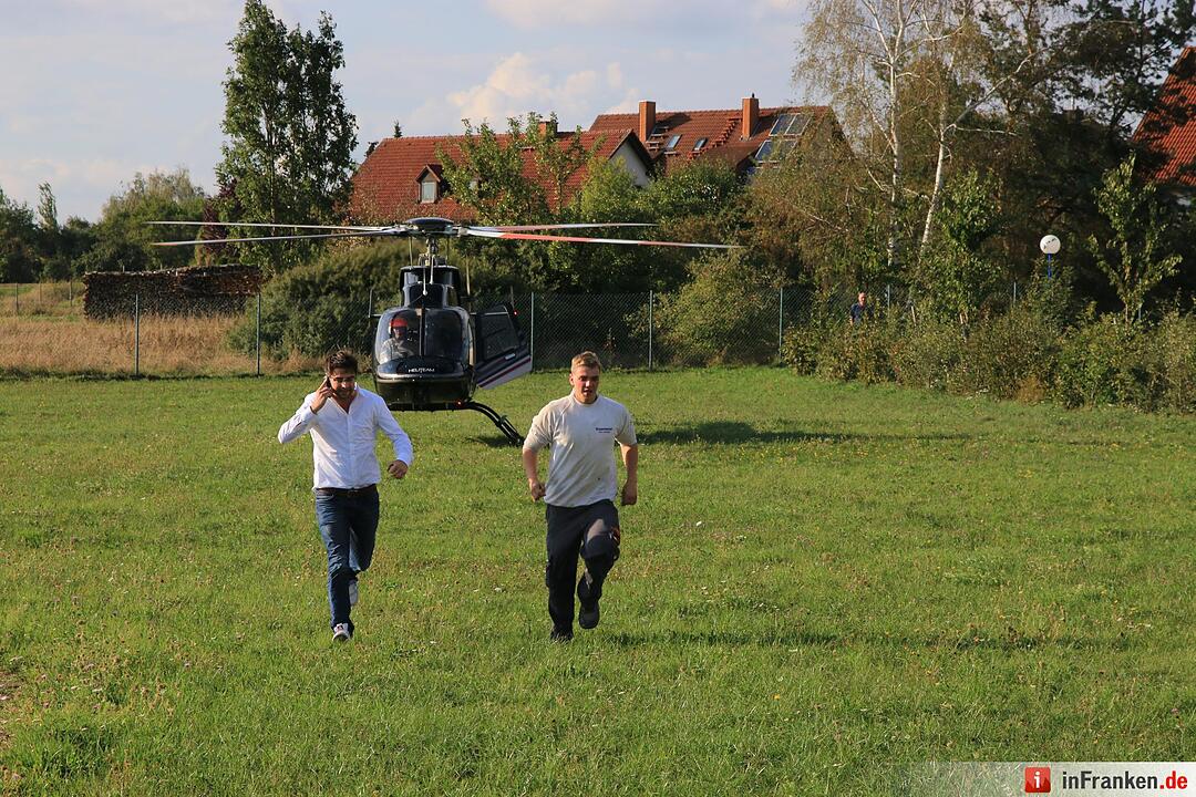 Jerry fliegt mit dem Stau-Schrauber zur Geburt seines Sohnes nach Bamberg