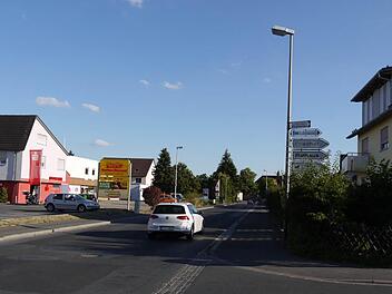 Die Ostseite der Hemhofener Hauptstraße (links) ist schon weitgehend bebaut und wird deswegen als Mischgebiet ausgewiesen. Foto: Lindner/Archiv