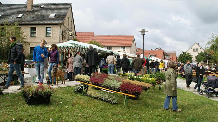 Immer am 3. Oktober ist Markttag in Oberschleichach, trotz einiger Regenschauer war der Zulauf gut, am Nachmittag gab es sogar eine Stunde Sonnenschein.