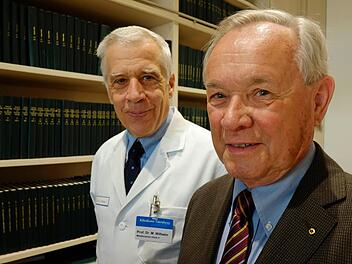 Geldgeber Wilhelm Polster von der Manfred Roth Stiftung und Martin Wilhelm Vizedekan des Klinikums Foto: Nikolas Pelke