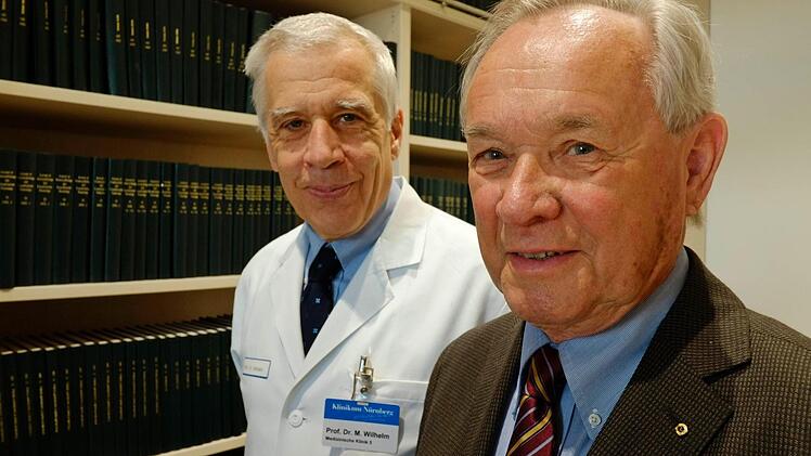 Geldgeber Wilhelm Polster von der Manfred Roth Stiftung und Martin Wilhelm Vizedekan des Klinikums Foto: Nikolas Pelke