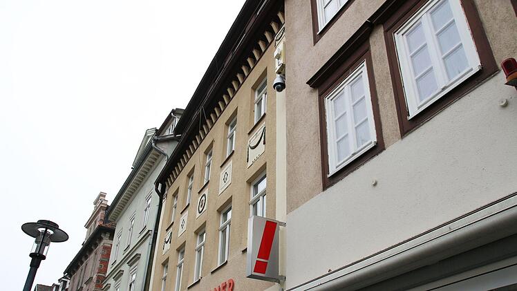 Die Überwachungskameras, die an zwei Gebäuden im Steinweg angebracht waren, lieferten der Polizei Live-Bilder.Jochen Berger