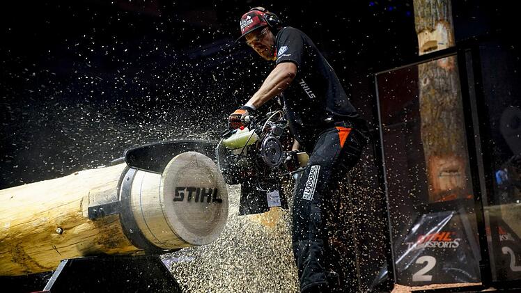 Konnte in Deggendorf seinen deutschen Meistertitel verteidigen: Robert Ebner, hier bei der letzten und entscheidenden Disziplin "Hot Saw", die er als Zweitschnellster absolvierte.  Foto: Stihl Timbersports