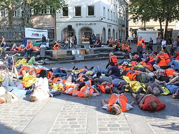 Am Gabelmann trafen sich diesmal rund 150 Menschen, teilweise bekleidet mit Schwimmwesten, um sich mit Seenotrettern und Geretteten solidarisch zu zeigen. Foto: Jan Acksteiner