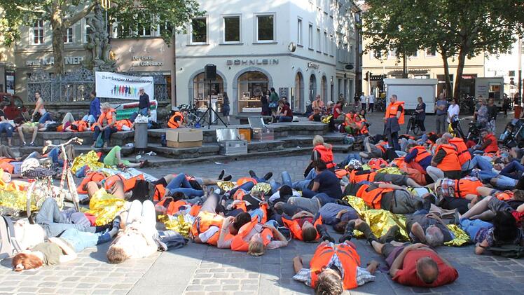 Am Gabelmann trafen sich diesmal rund 150 Menschen, teilweise bekleidet mit Schwimmwesten, um sich mit Seenotrettern und Geretteten solidarisch zu zeigen. Foto: Jan Acksteiner