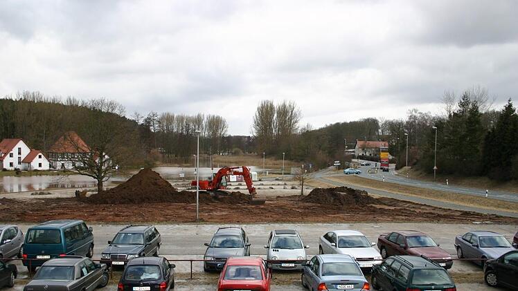 Im Jahre 2005, die Aurachwiesen im Hintergrund waren gerade vom Hochwasser überflutet, wurde der Atlantis-Parkplatz erweitert.