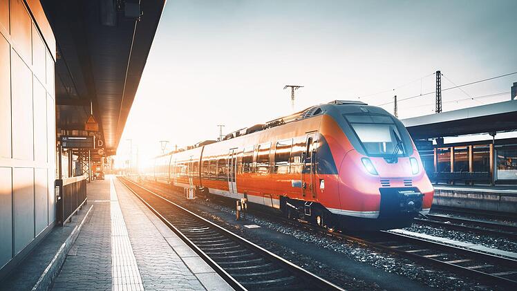 Der Freistaat Bayern und die Deutsche Bahn schließen einen Planungsvertrag für ein neues Wendegleis. Durch dieses  soll der geplante Halt "Hof-Mitte" besser erreichbar sein. Symbolfoto: den-belitsky / Adobe Stock