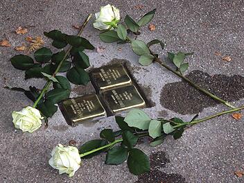 Drei Stolpersteine verlegte der Künstler Gunter Demnig vor dem Haus  Hauptstraße 82 in Poppenlauer und 18 weitere vor diversen anderen Häusern.  Foto: Dieter Britz