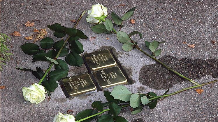 Drei Stolpersteine verlegte der Künstler Gunter Demnig vor dem Haus  Hauptstraße 82 in Poppenlauer und 18 weitere vor diversen anderen Häusern.  Foto: Dieter Britz