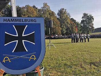 Bei der letzten öffentlichen Vereidigung von Mitgliedern des Offizieranwärter-Bataillons 2 im September 2019 in Bad Bocklet war das Verbandsabzeichen ein letztes Mal öffentlich aufgestellt. Demnächst hat es nur noch museale Bedeutung.  Foto: Archiv/Sigismund von Dobschütz