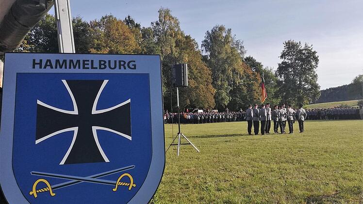 Bei der letzten öffentlichen Vereidigung von Mitgliedern des Offizieranwärter-Bataillons 2 im September 2019 in Bad Bocklet war das Verbandsabzeichen ein letztes Mal öffentlich aufgestellt. Demnächst hat es nur noch museale Bedeutung.  Foto: Archiv/Sigismund von Dobschütz