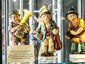 Beliebt waren Friedel-Figuren einst auch als Geschenk - zum Beispiel zum 650-jährigen Bestehen von Ebersdorf bei NeustadtFoto: Jochen Berger