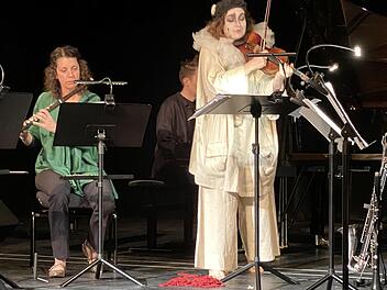 Patricia Kopatchinskaja kam im Pierrot-Kostüm auf die Bühne.