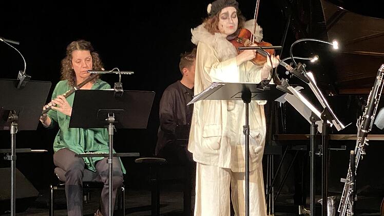 Patricia Kopatchinskaja kam im Pierrot-Kostüm auf die Bühne.
