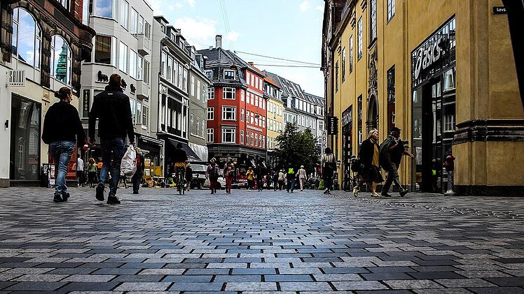 Blick auf Einkaufsstraße.