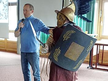 Referent Mario Becker ließ das alte Rom wieder aufleben, hier ist er mit einem Gladiator zu sehen.
