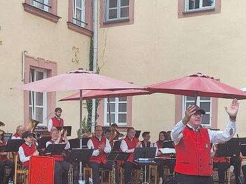 Die Georgi-Bl&auml;ser Bad Br&uuml;ckenau sorgten f&uuml;r die passende musikalische Unterhaltung beim Sommerfest des Pflegeheims Schloss R&ouml;mershag.
