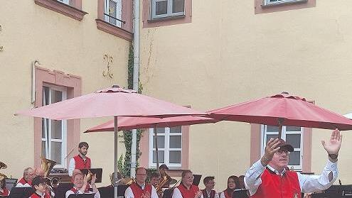 Die Georgi-Bläser Bad Brückenau sorgten für die passende musikalische Unterhaltung beim Sommerfest des Pflegeheims Schloss Römershag.