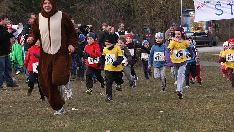 Mit viel Begeisterung folgten die Bambinis dem Osterhasen auf ihrer Schleife durch das Sportgelände. Fotos: Reinhold Nürnberger