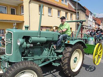 Mehr als 280 Fahrzeuge nahemn am Oldtimertreffen teil - viele davon mit landwirtschaftlichem Gerät "von früher". Fotos: Monika Schütz