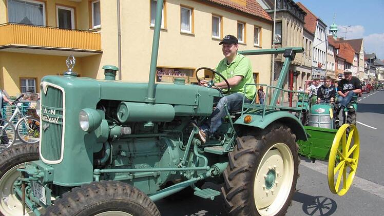 Mehr als 280 Fahrzeuge nahemn am Oldtimertreffen teil - viele davon mit landwirtschaftlichem Gerät "von früher". Fotos: Monika Schütz
