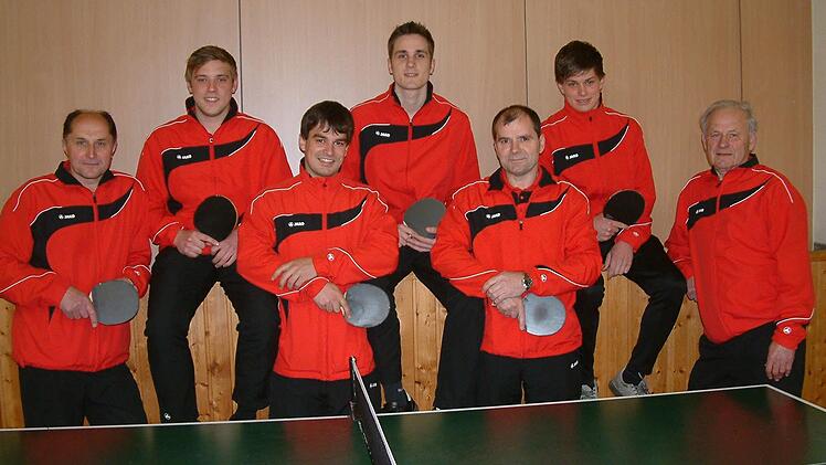 Die Herren des TV Marienroth II wurden mit acht Punkten Vorsprung Meister der 4. Kreisliga West. Im Bild die erfolgreiche Mannschaft mit (von links) Helmut Stadelmann, Martin Bienlein, Tobias Fiedler, Sebastian Scholz, Gerhard Fiedler, Johannes Fiedler und Siegfried Stumpf.