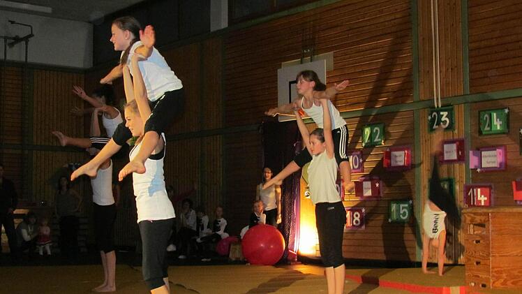 Die schon wettkampferprobten Wettkampfturnerinnen überzeugten mit Können einer einstudierten Winterakrobatik. Foto: K.-H. Hofmann