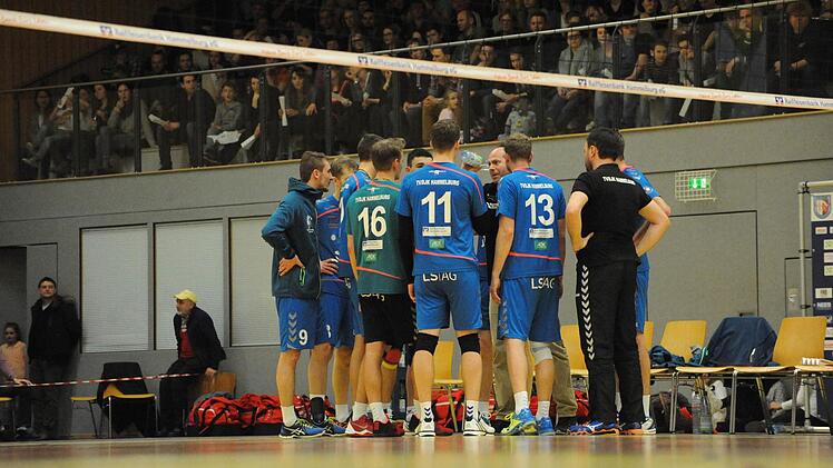 1:3 gegen den Tabellenführer verloren, aber wieder viele Sympathie-Punkte gewonnen haben Hammelburgs Volleyballer (blaue Trikots). Foto: Hopf