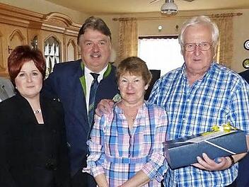 Zu seinem 80. Geburtstag konnte Günter Laufmann viele Glückwünsche entgegennehmen. Unser Bild zeigt (von links) Reinhardt Baumgartner, Christina Flauder, Klaus Peter Söllner, Angela und Günter Laufmann sowie Henry Schramm.  Foto: Klaus-Peter Wulf