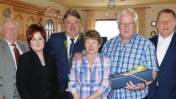 Zu seinem 80. Geburtstag konnte Günter Laufmann viele Glückwünsche entgegennehmen. Unser Bild zeigt (von links) Reinhardt Baumgartner, Christina Flauder, Klaus Peter Söllner, Angela und Günter Laufmann sowie Henry Schramm.  Foto: Klaus-Peter Wulf