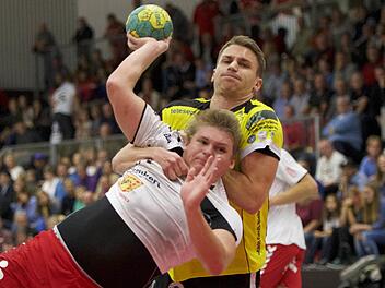 Die MSG Groß-Bieberau/Modau zeigt dem HSC mit Matthias Grünert (am Ball), wie entschlossen sie den Sieg will. Foto: Anand Anders