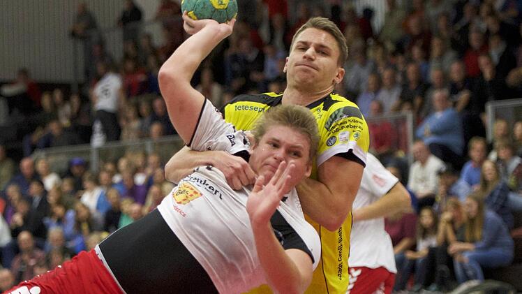 Die MSG Groß-Bieberau/Modau zeigt dem HSC mit Matthias Grünert (am Ball), wie entschlossen sie den Sieg will. Foto: Anand Anders