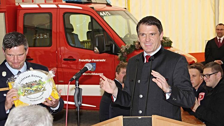 "Vo(ö)gel" unter sich. Geschenk an den Bruder. MdL Steffen Vogel (rechts) überreicht an seinen Bruder Christian einen Wappenteller des Freistaates Bayern zur Erinnerung an die Fahrzeugweihe.  Foto: Helmut Will