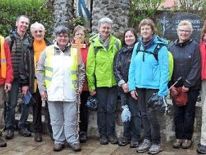 Teilnehmer zusammen mit Leiterin Maria Weber aus Spielhof (F&uuml;nfte von links) vor der Kirche in F&uuml;rnbach Foto: Helmut Kistner