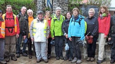 Teilnehmer zusammen mit Leiterin Maria Weber aus Spielhof (F&uuml;nfte von links) vor der Kirche in F&uuml;rnbach Foto: Helmut Kistner
