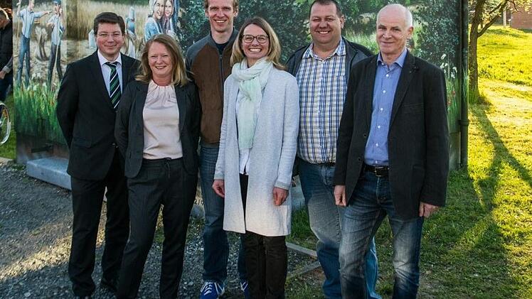 Offizielles Gruppenfoto (von links): Uwe Thomas, Christine Pfaff (beide Bayernwerk), Künstler Markus Ronge, 2. Bürgermeisterin Beatrix Lieb, Bürgermeister Bernold Martin und Gerhard Morber (Projektkoordinator).  Foto: Jürgen Hüfner