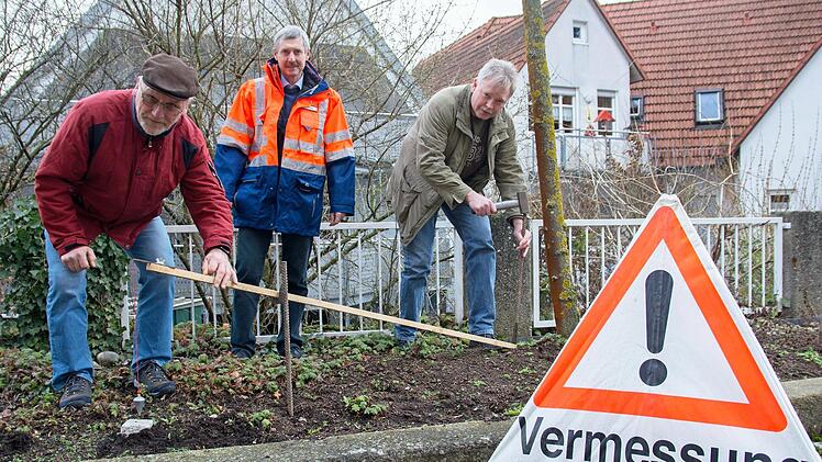 Die 2017 neu vereidigten Feldgeschworenen, auch Siebener genannt, erhielten eine grundlegende Schulung in Theorie und Praxis durch das Amt für Digitalisierung, Breitband und Vermessung Schweinfurt (ADBV). Unser Bild zeigt (von links) Elmar Barth aus Unterpreppach, den Leiter des Amtes, Gerhard Hartmann, und Bernd Schätzlein aus Pettstadt bei der Arbeit mit dem Steinsetzgerät. Ulrike Langer