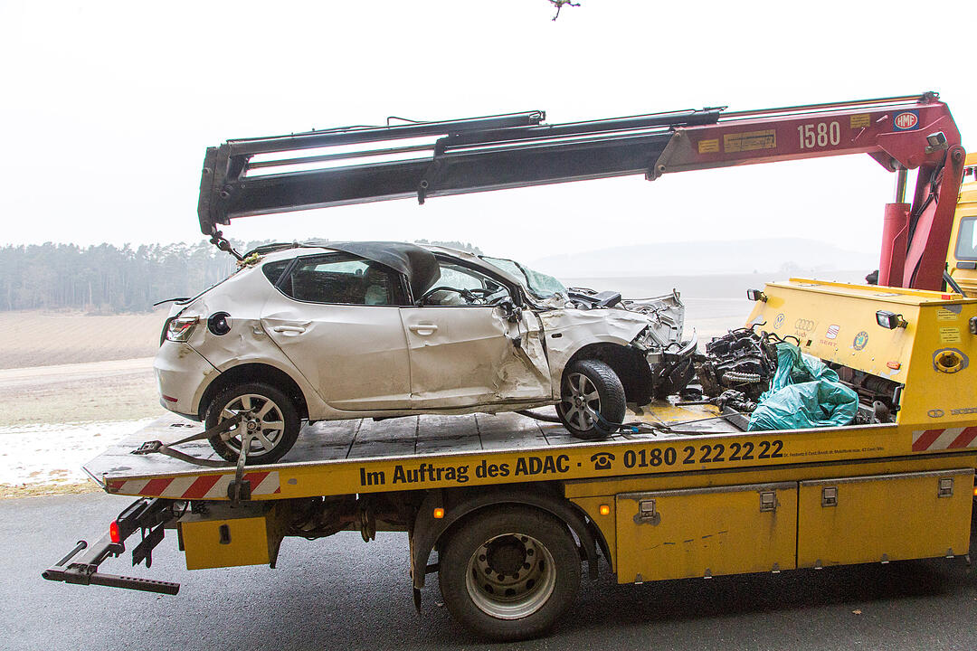 Sonnefeld: Mann prallt mit Auto gegen mehrere Bäume und stirbt