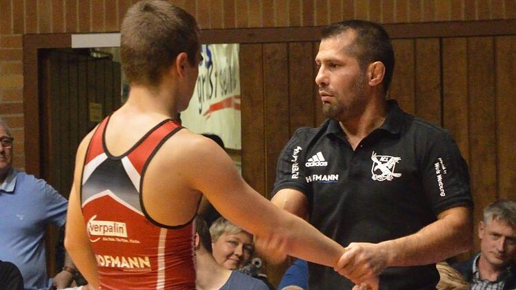 Der ACL-Trainer Venelin Venkov, hier mit Mario Petrov, zog f&uuml;r den letzten Kampf in Kelheim selbst noch einmal das Trikot an und gewann das Duell mit Felix Henneberger klar mit 7:1. Foto: Archiv/Gunther Czepera