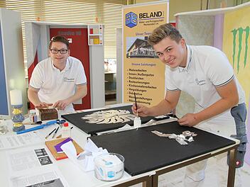 André Morgenroth und Auszubildender Fabian Nitsche macht die Arbeit sichtlich Spaß. Sie zeigen bei der Messe, wie Vergolden und Versilbern geht. Fotos: Wolfgang Desombre