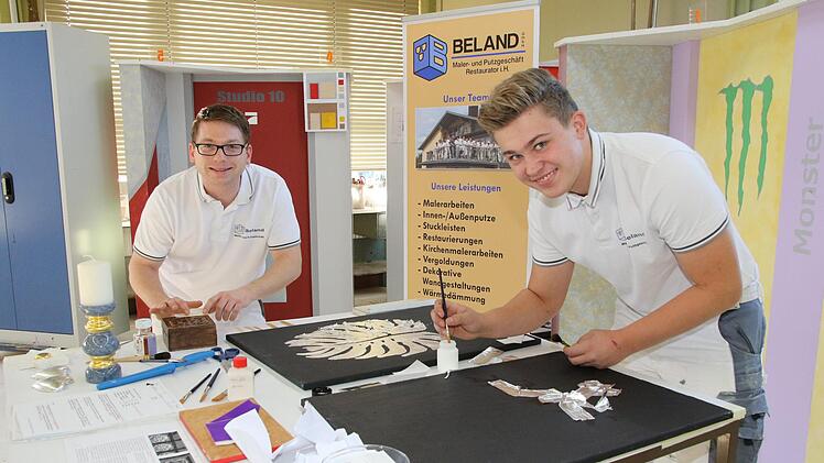 André Morgenroth und Auszubildender Fabian Nitsche macht die Arbeit sichtlich Spaß. Sie zeigen bei der Messe, wie Vergolden und Versilbern geht. Fotos: Wolfgang Desombre